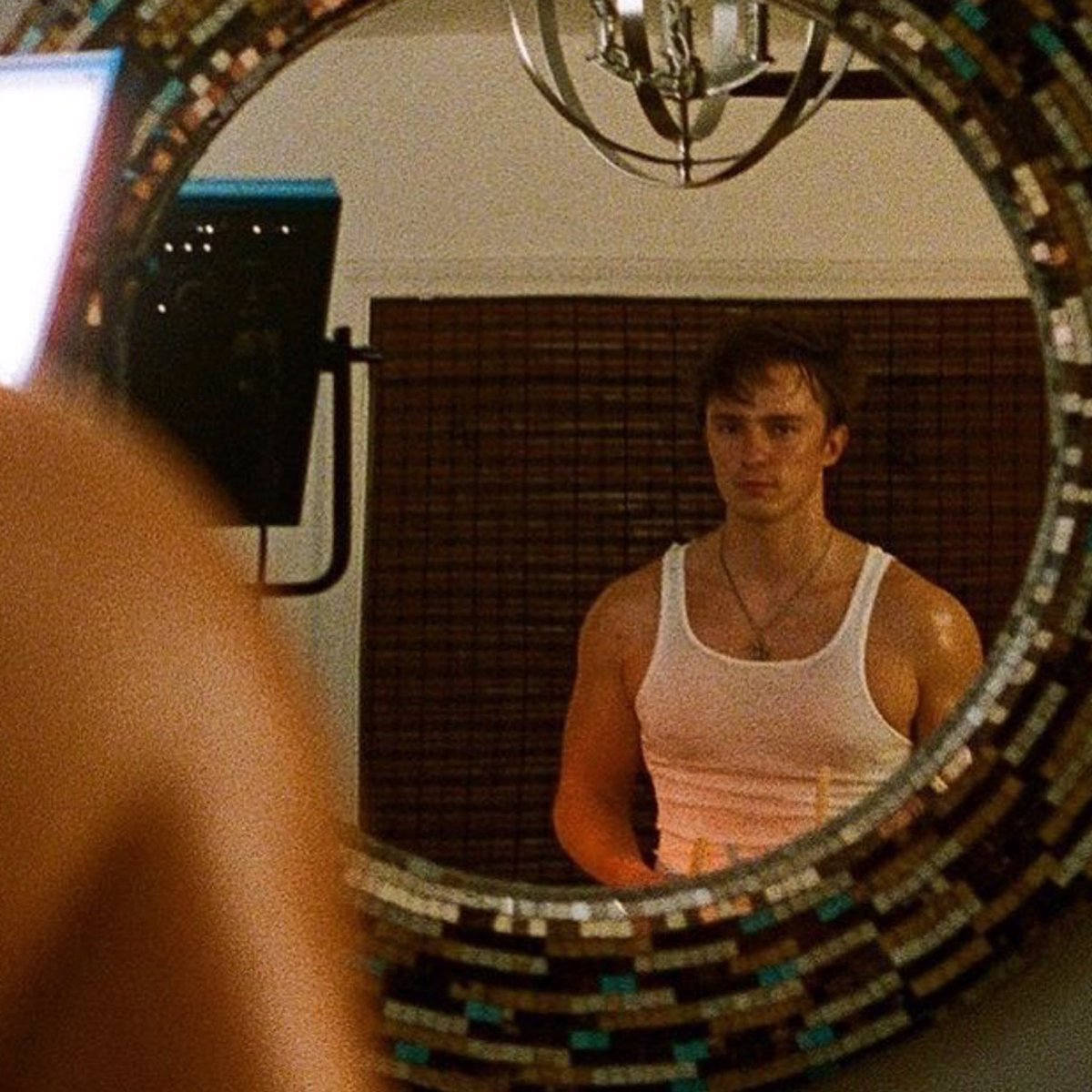 HOLY FUCKING SHIT HE’S SO HOT 😩🤤🥵