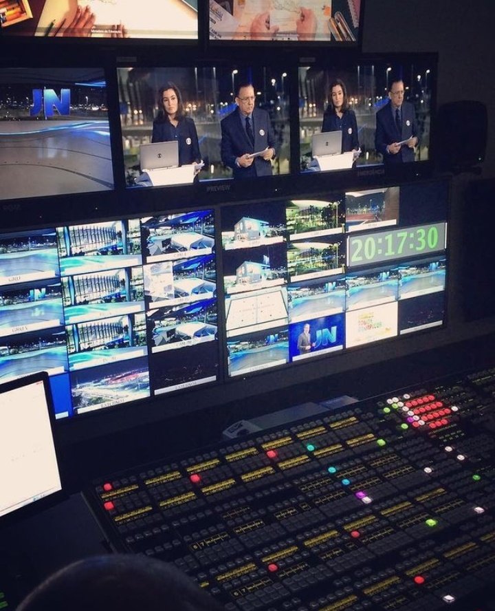 teletonto1's tweet photo. Lembrança de 01/08/16, minutos antes de o primeiro JN entrar no ar direto do estúdio olímpico, montado no Parque Olímpico da Barra. Eu estava lá! #tv #olympics #ibc #rio2016 #aovivo #live #olimpiadas #news #broadcast https://t.co/Xee52XXONN