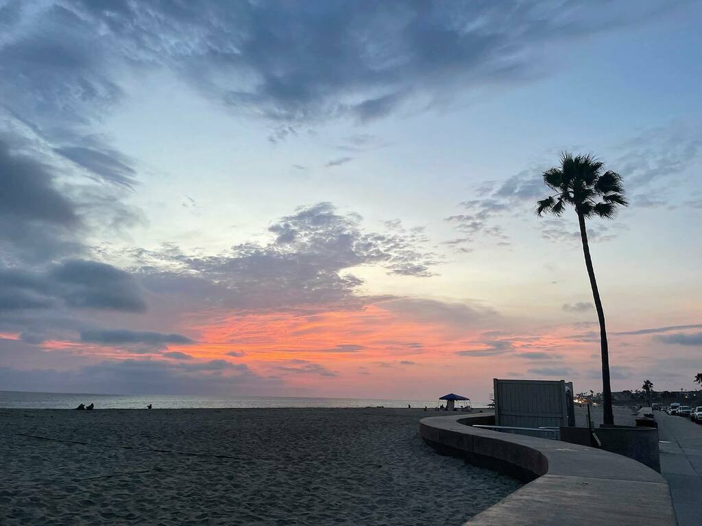 KimLivLife's tweet photo. Another gorgeous sunset…. Sleep well my friends 
#sandiegosunset
.
.
#sandiego#carlsbad #mysdphoto #californiadreaming #californiasunset #palmtree #hugapalmtree #sunsetsky #carlsbadbeach #travelphotography #exploresandiego #discovercalifornia https://t.co/DcU98BgzdA https://t.co/pO6M080hh1