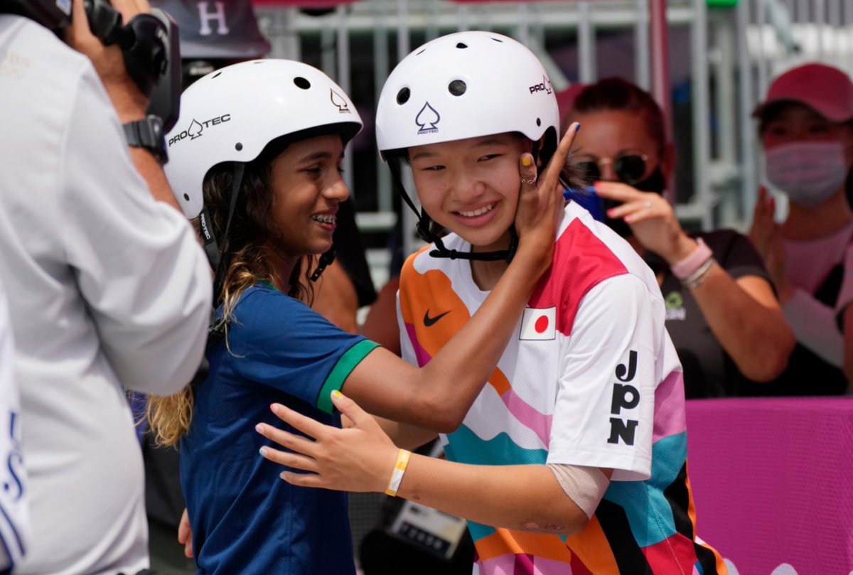 SoyReferee's tweet photo. ¡NIÑAS HISTÓRICAS! 👧

Momiji Rishiya 🇯🇵 y Rayssa Leal 🇧🇷 ambas de 13 años, ganaron oro y plata en la primera edición de #skateboarding femenil en los Juegos Olímpicos 👏

Funa Nakayama 🇯🇵 de 16 años se llevó el bronce. Por primera vez hay un podio con solo menores de edad 🤩 https://t.co/aDfxTSxSSQ