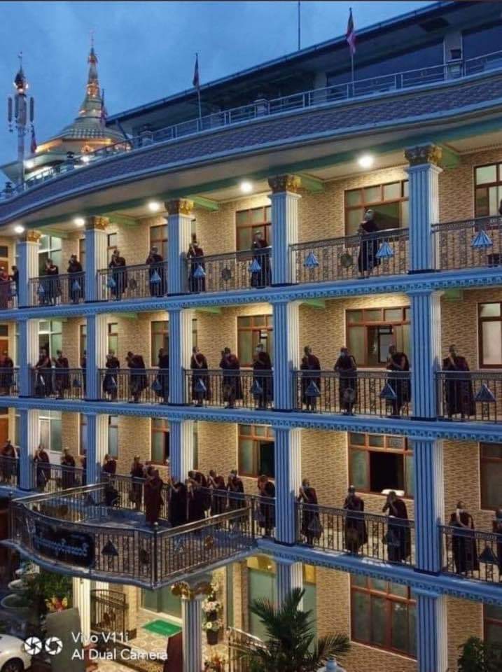Buddhists monks of Sein Yadanar Pariyatti Monastery located in Meikhtila, sent prayers for the immediate restoration of democracy and for the fallen heroes of Spring Revolution today.  

LET US BREATHE

#WhatsHappeningInMyanmar #July26Coup #StopSACFromRobbingO2