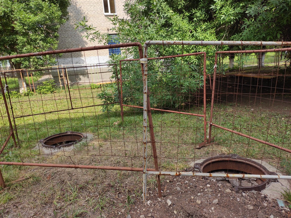 lkap08's tweet photo. @D_Azaroff @SamMobilePriem   Жители ул Советской Армии, 161 устали от постоянных раскопок во дворе со стороны ПТС и отсутствия ГВС. Теперь нам предложили самим наладить ГВС! Может нам и трубы самим в городе переложить?! Или начать руководить Самарой вместо Вас?! Народ - НЕ быдло! https://t.co/ynK9QAXHyh