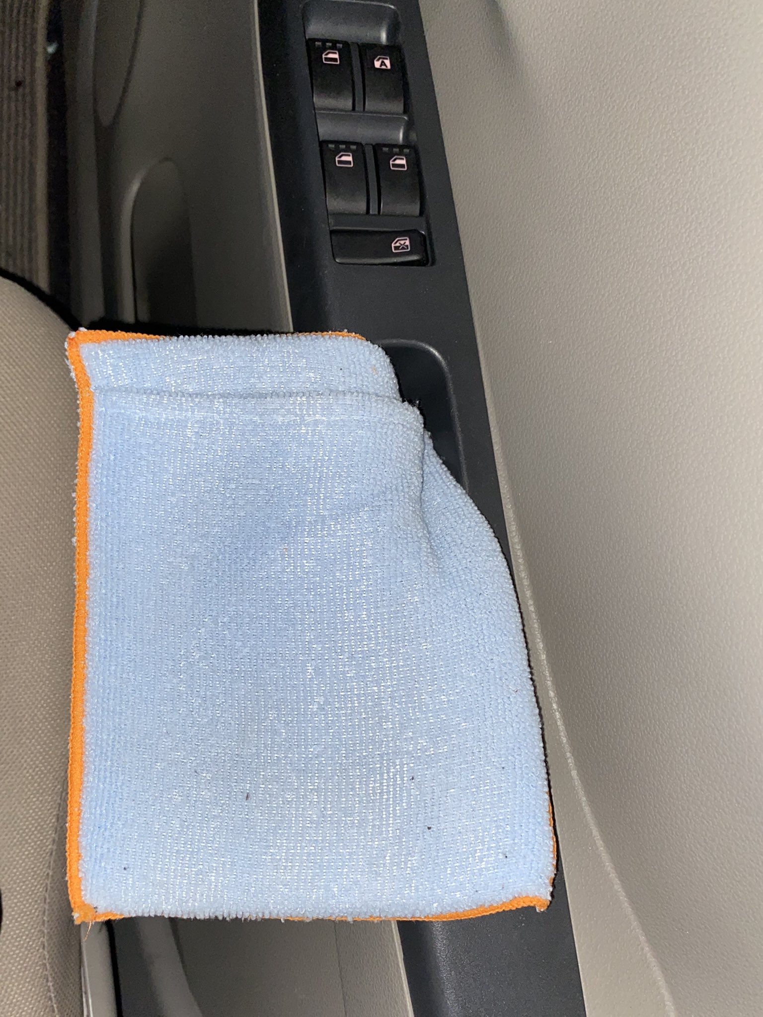 O Xrhsths 全国スーパーめぐり Sto Twitter まともなアームレストを購入する金のない貧困層なので 百均 の洗車スポンジと粘着テープ付き磁石でアームレスト 仮 が自作された T Co Dljnoroeos Twitter