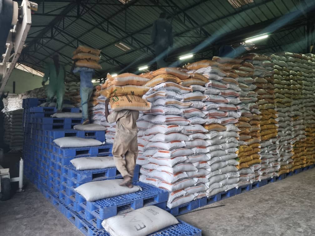 gatjmv's tweet photo. The Government of Rwanda @RwandaGov is ready to assist those in needs and ask all stakeholders to ensure the quantities reserved to every family are distributed fully and timely. #Covid19 https://t.co/JMtkuTPEKh