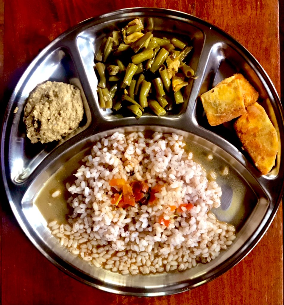 maroorpandu's tweet image. Mooga salle chutney, beans thalasani, jeev kadgi podi, ukde sheeth, tomato saar #GSBCuisine #AmchiLunch #JibbeRuchi #TUA