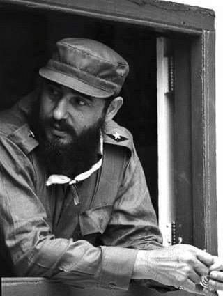 Sobre sus hombros el rombo rojinegro, memoria entrañable de aquel día en que encabezó la entrada de su Generación en la historia de #Cuba y del siglo XX. Al aniversario 68 del #Moncada, #PonleCorazón