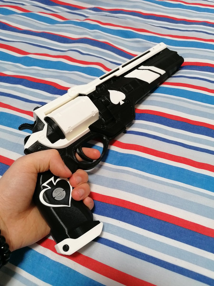 Aggroknight62's tweet photo. I am in awe over this #aceofspades revolver I ordered about 2-2.5 months ago, gahddamn 😮👌👌

In memory of #Cayde6 🙏

#Destiny2 #Destiny2Firearm #Destiny2Prop @DestinyTheGame https://t.co/312i2Z13hR