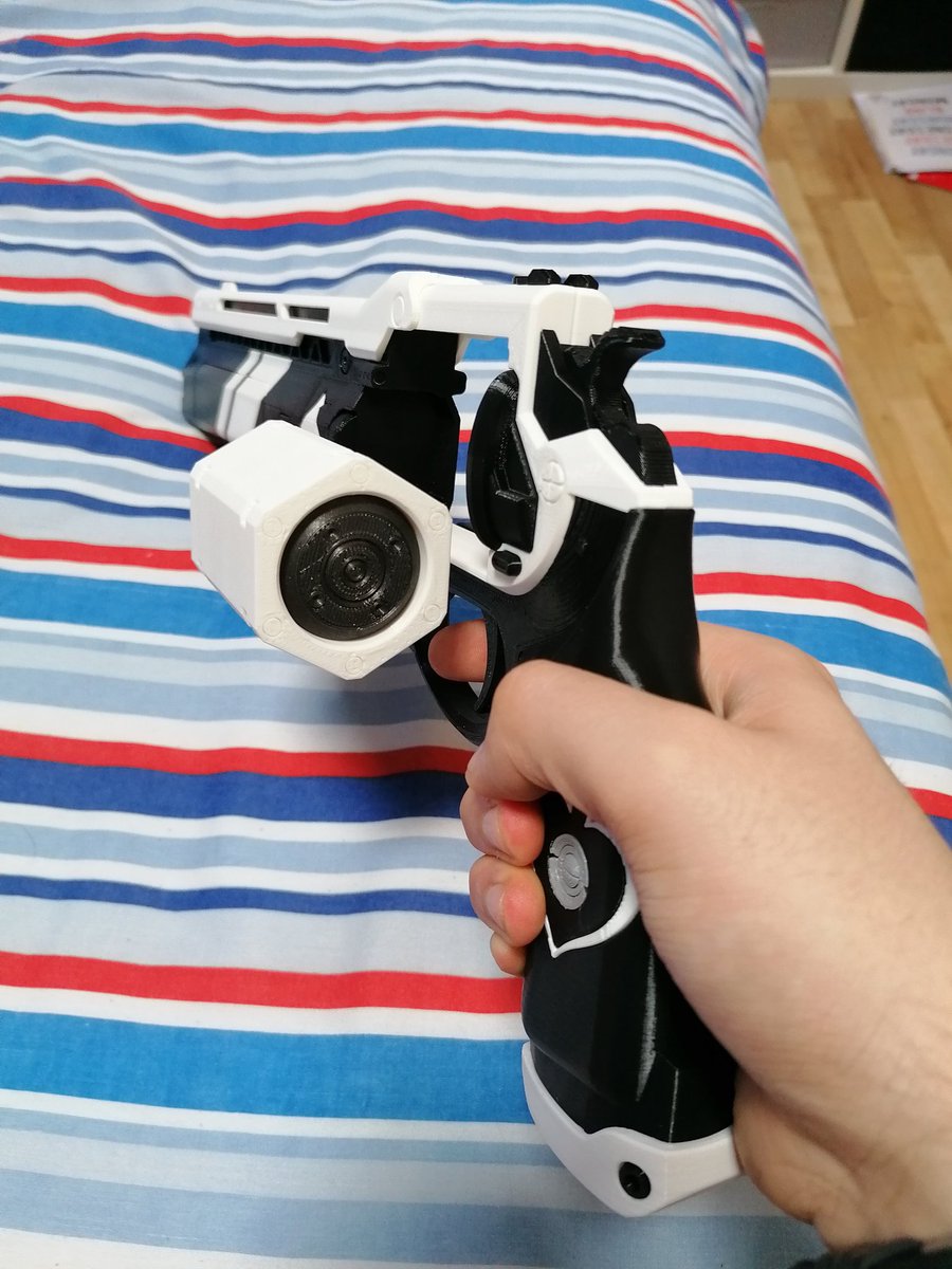 Aggroknight62's tweet photo. I am in awe over this #aceofspades revolver I ordered about 2-2.5 months ago, gahddamn 😮👌👌

In memory of #Cayde6 🙏

#Destiny2 #Destiny2Firearm #Destiny2Prop @DestinyTheGame https://t.co/312i2Z13hR