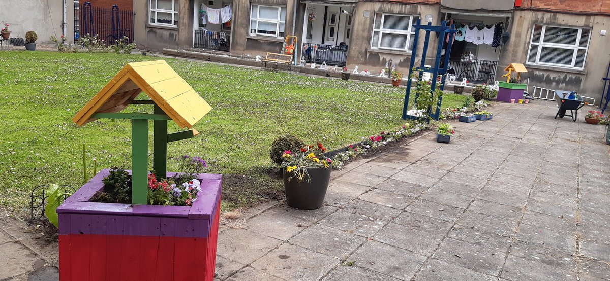 IveaghBingo's tweet photo. @DubCityCouncil Great help here @theiveaghtrust Kevin St with summer flowers &amp; planters to great info from team in @DCCParksBiodiv not only flowers but vegetables patch to fruit trees, this is what community gardening is all about in city centre @CByrneGreen @chrisandrews64 @eddiemcguinness https://t.co/oyMvV604Ol