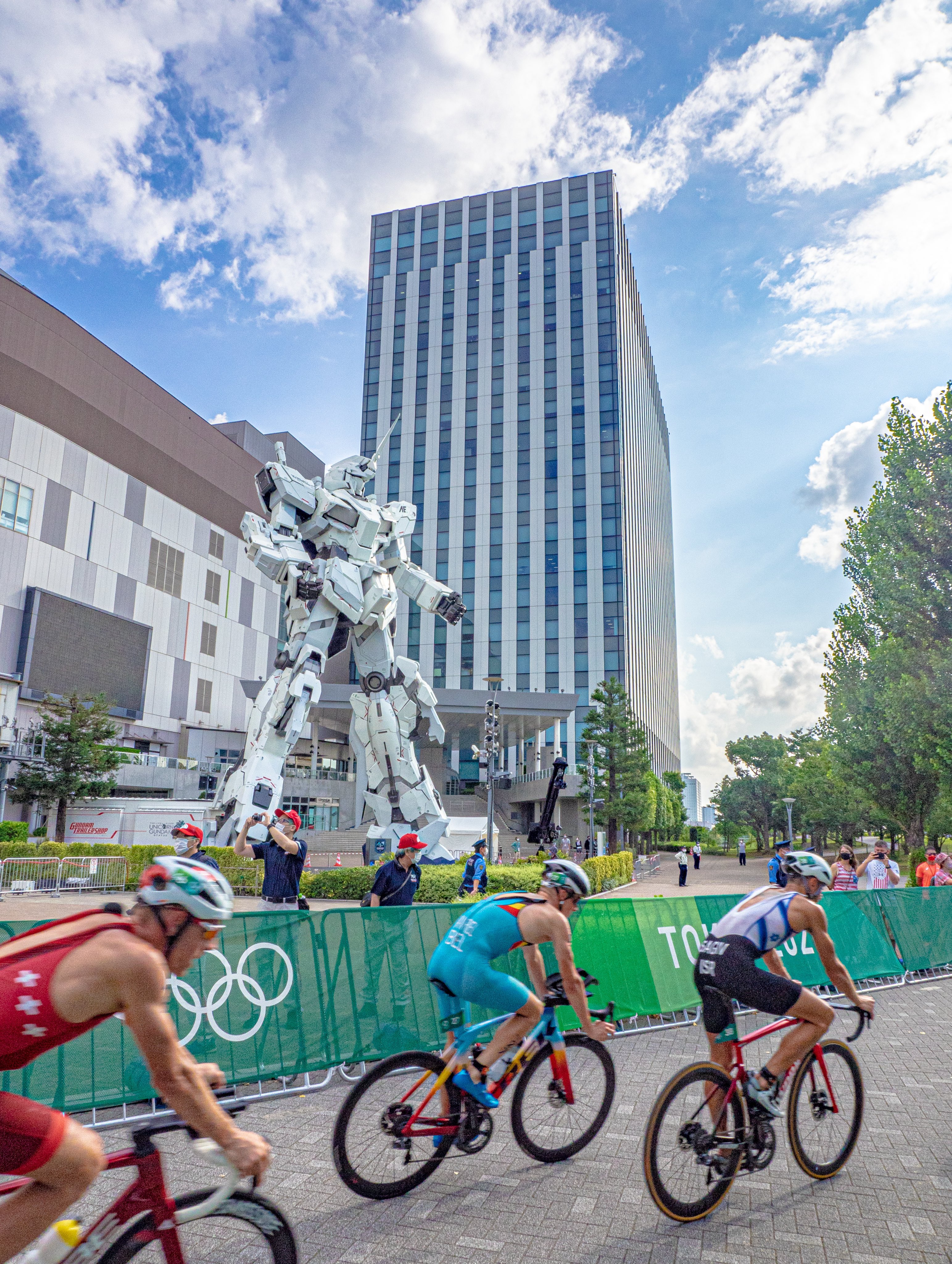 よっくん Life Sized Unicorn Gundam And The Olympic Games The Place Where Athletes Are Closest To Unicorn Gundam Olympics Tokyo Triathlon Gold トライアスロン男子 実物大ユニコーンガンダム 実物大ユニコーンガンダム立像