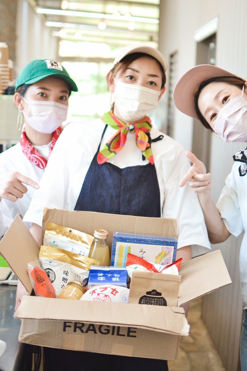 ponchic3's tweet photo. 長野からおいしいうれしいがたーーくさん届いた!!!
さおりんありがとうーーー♡
#すぐ群がるひとびとと
#ポーズをいちいちキメるひと
#某スタンド
#TEAMBBA https://t.co/e9dIXXkxTb