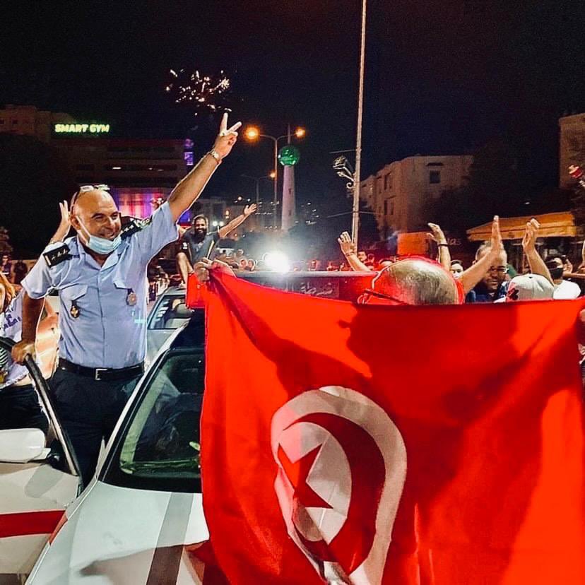Tunus'ta İslamcı En Nahda hükümeti Cumhurbaşkanı tarafından feshedildi. Fesih kararı sonrası kutlamak için sokaklara dökülenler oldu. Dün geceki kutlamanın sembol fotoğraflarından biri