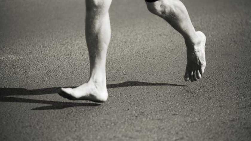 Man met openstaande celstraf vlucht op blote voeten, maar wordt getackeld door politie.