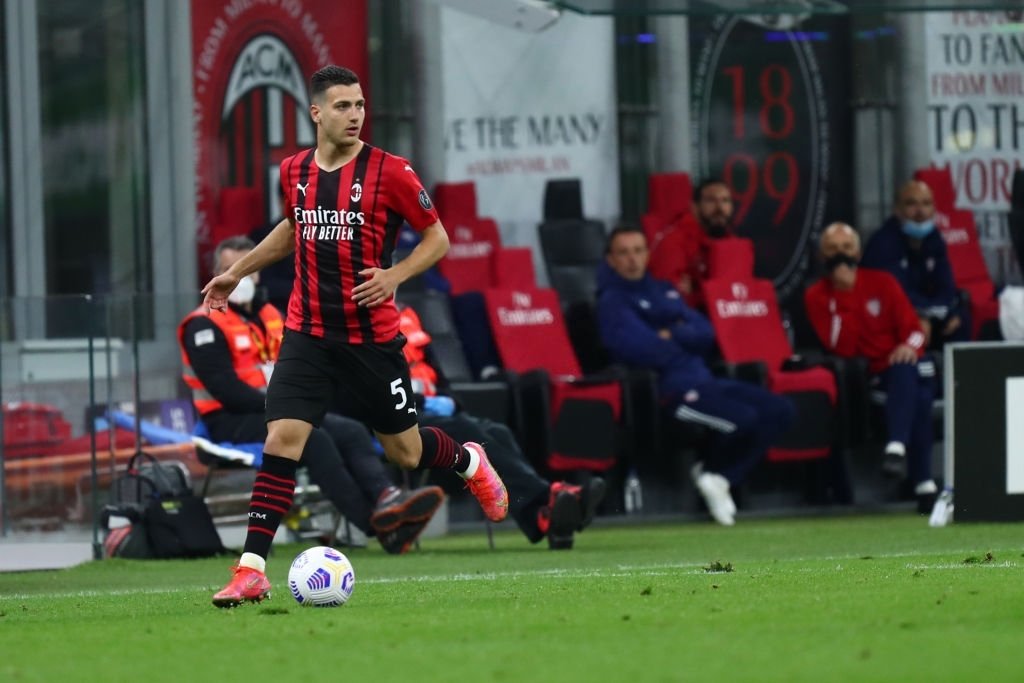 MilanPosts's tweet photo. 📰 #Gazzetta: #DiogoDalot wants to return to AC Milan next season. But coach #Solskjaer does not want him to go on loan. #ACMilan must find a solution to convince the #RedsDevils. https://t.co/rZXFU2JDOk