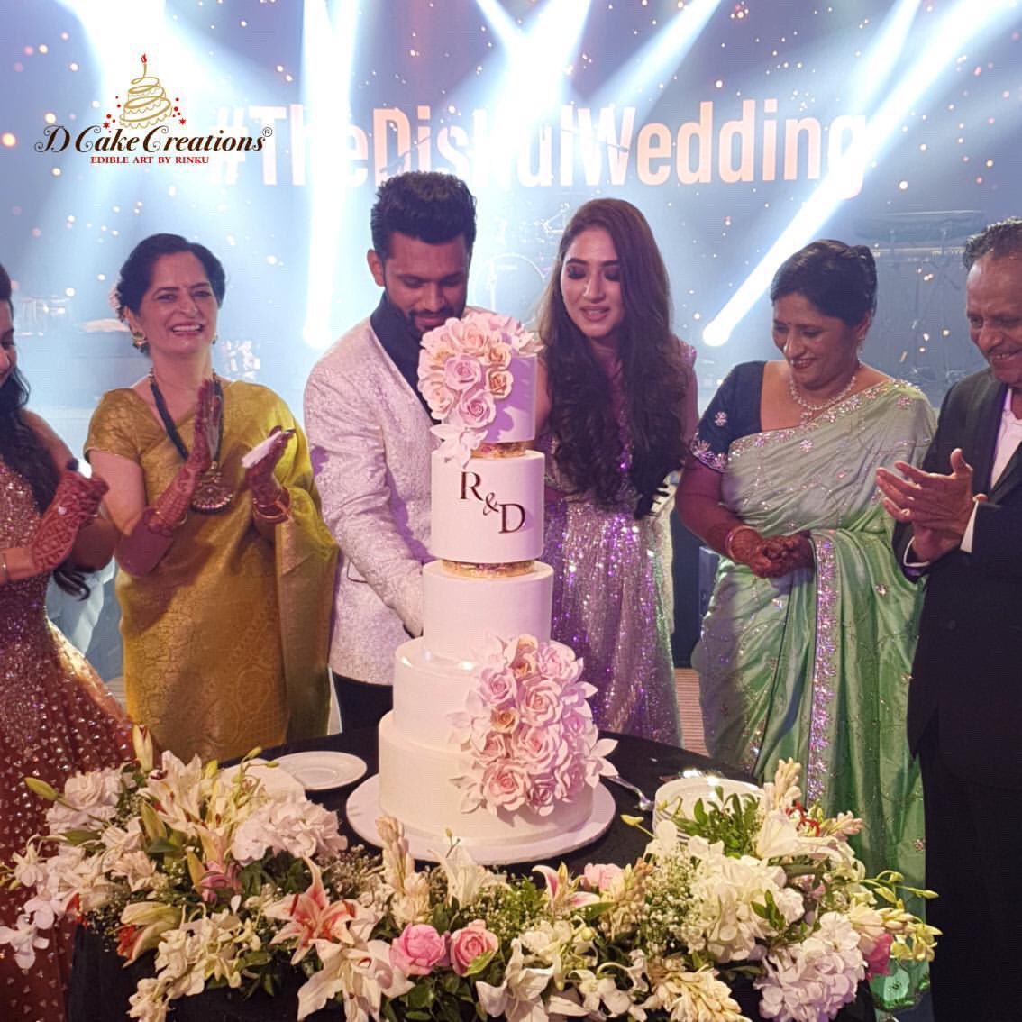The #weddingcake for @rahulvaidya23 and @disha11parmar 
#thedishulwedding 

#edibleartbyrinku #thedishulweddingedits #rahulvaidyawedsdishaparmar #mumbaiwedding #celebritywedding