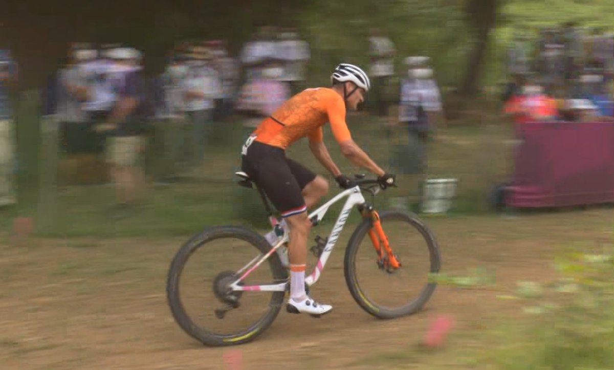 てんげるまん Tengelmam S Tweet キャニオンの東京五輪用バイク ロードもmtbもアニメキャラ風のペイントがされてるけど 女子ロードで勘違いで2位なのに1位だと思ってゴールしたファンフルーテン Mtbでマチューも転倒して 2人も金メダルを逃すと ほんとの 痛車