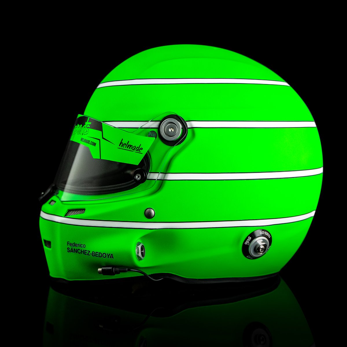 Start the week with a glowing piece of green! 💥🤩💚 Hope you like this retro touch as much as we do! 

#helmade #withpassion #helmetdesign #helmdesign #stilo #st5f #customized #customhelmet #neongreen #helmetpainting #custompainting #bornfrommotorsports