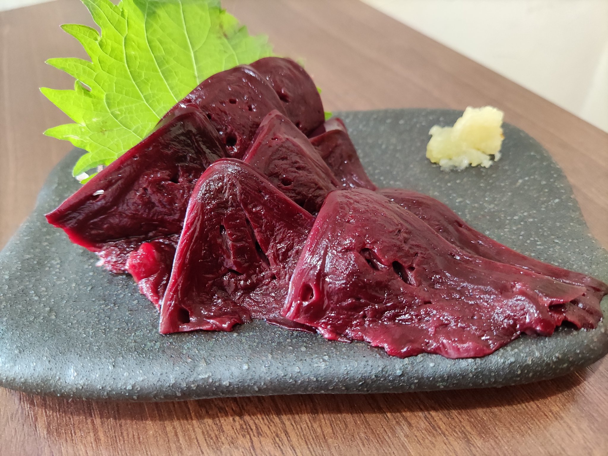 てるてるぼうず 生本まぐろ 心臓刺し 非常に希少なまぐろの心臓入荷 牛レバーに近い食感となっております この暑い日々に是非 尚 本日7月26日から8月22日の期間 17時open 21時close アルコール時 となります 宜しくお願い致します