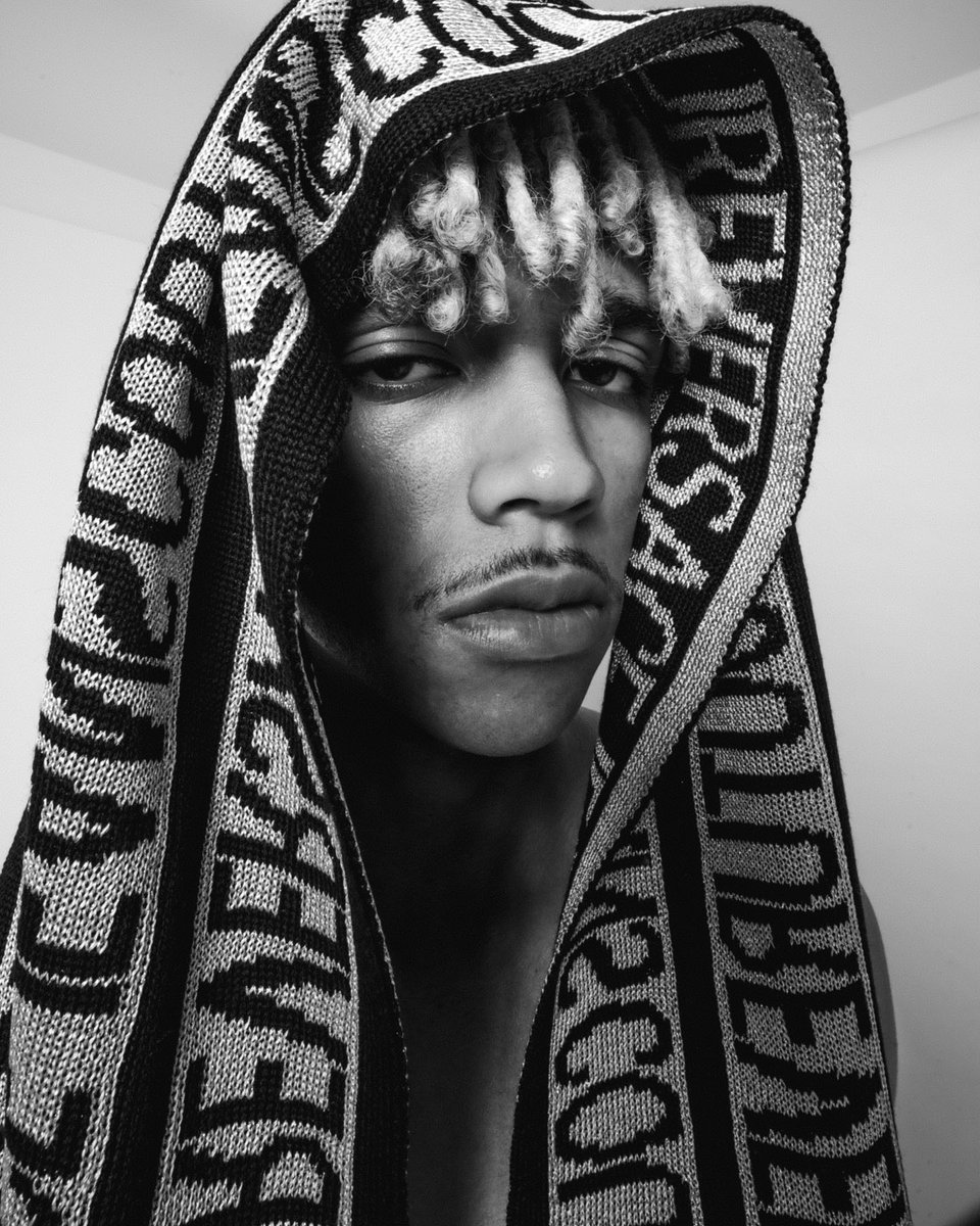 gate194's tweet image. @maixipopsi wearing @versacejeanscouture logo lurex scarf - explore our FW21 selection online and instore