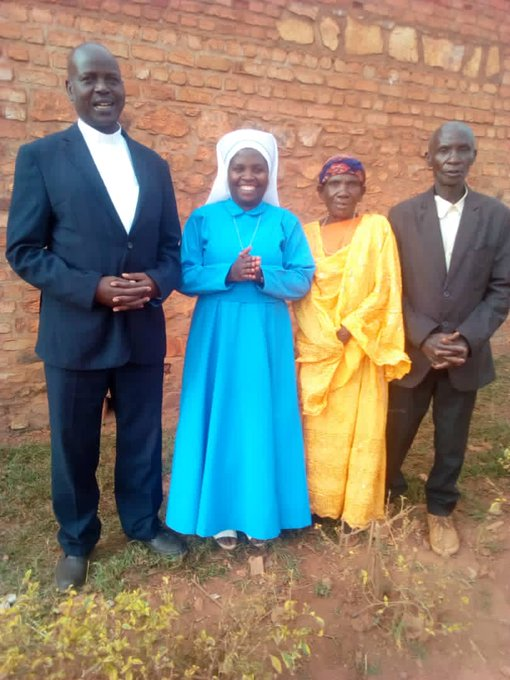 Ikiriho's tweet photo. 📿🚺Évolution tous azimuts des mentalités.
Première fille au #Burundi de l'ethnie #Twa consacrée à Dieu! Soeur Gloriose Habonimana, originaire de la paroisse #Gashikanwa a fait ce samedi 24 juillet ses premiers vœux dans la Congrégation des Sœurs Bene Bernadette du @DioceseNgozi https://t.co/2xDtU8ZDZ1