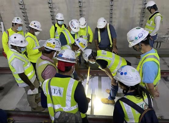 Lucas08997482's tweet image. Despite high temeratures &amp;amp; challenges brought by COVID, #CREC's #CRFG achieved the first milestone in #Singapore's T250A Track-laying by taking proactive measures. 'This is the best trackwork I've ever seen in Singapore', said #LTA's official when accepting the work completed.