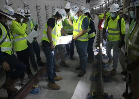 Lucas08997482's tweet image. Despite high temeratures &amp;amp; challenges brought by COVID, #CREC's #CRFG achieved the first milestone in #Singapore's T250A Track-laying by taking proactive measures. 'This is the best trackwork I've ever seen in Singapore', said #LTA's official when accepting the work completed.