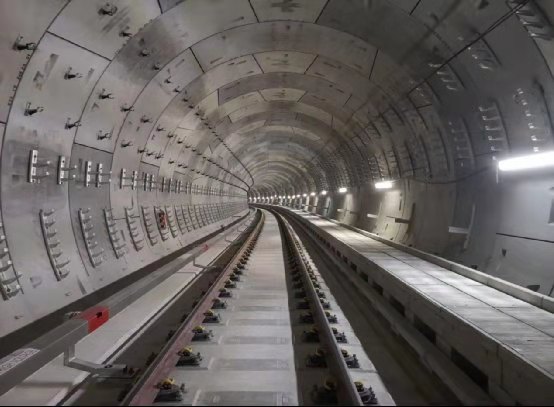 Lucas08997482's tweet image. Despite high temeratures &amp;amp; challenges brought by COVID, #CREC's #CRFG achieved the first milestone in #Singapore's T250A Track-laying by taking proactive measures. 'This is the best trackwork I've ever seen in Singapore', said #LTA's official when accepting the work completed.