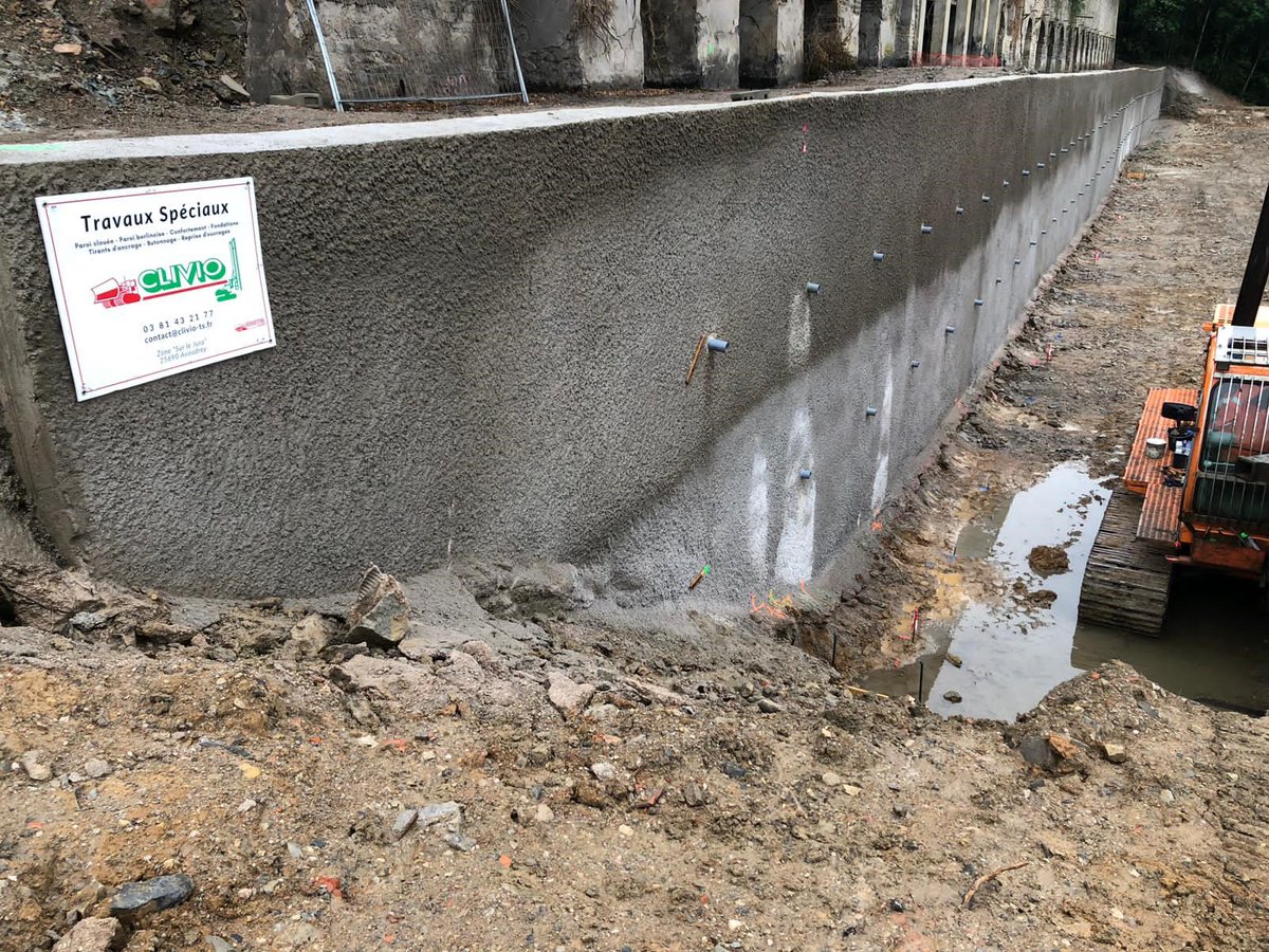 MartelGroupe's tweet image. CLIVIO TS, réalise durant plus d&apos;un mois une #paroi clouée définitive à Xeuilley (54)
Un parement béton de 650 m² sera réalisé
Nous travaillons pour Pyramid travaux spéciaux
Le chantier accueille le projet ARGILOR du 
@GroupeVicat qui innove pour produire des #ciments bas carbone