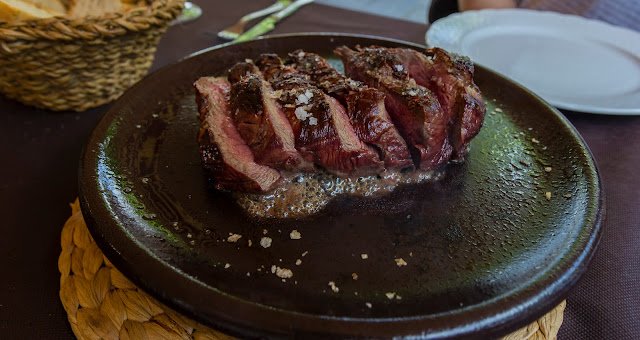 LesFartures's tweet photo. Entre Ibias y Degaña, tenemos a Jose, una joya de gente joven empujando, apostando por el producto local, por una selección maravillosa de vinos de la zona que no tiene nadie más (ni siquiera en la zona centro), con una cocina y atención buenísima.
https://t.co/AA6s74UL7Q https://t.co/e8j0pin1tA
