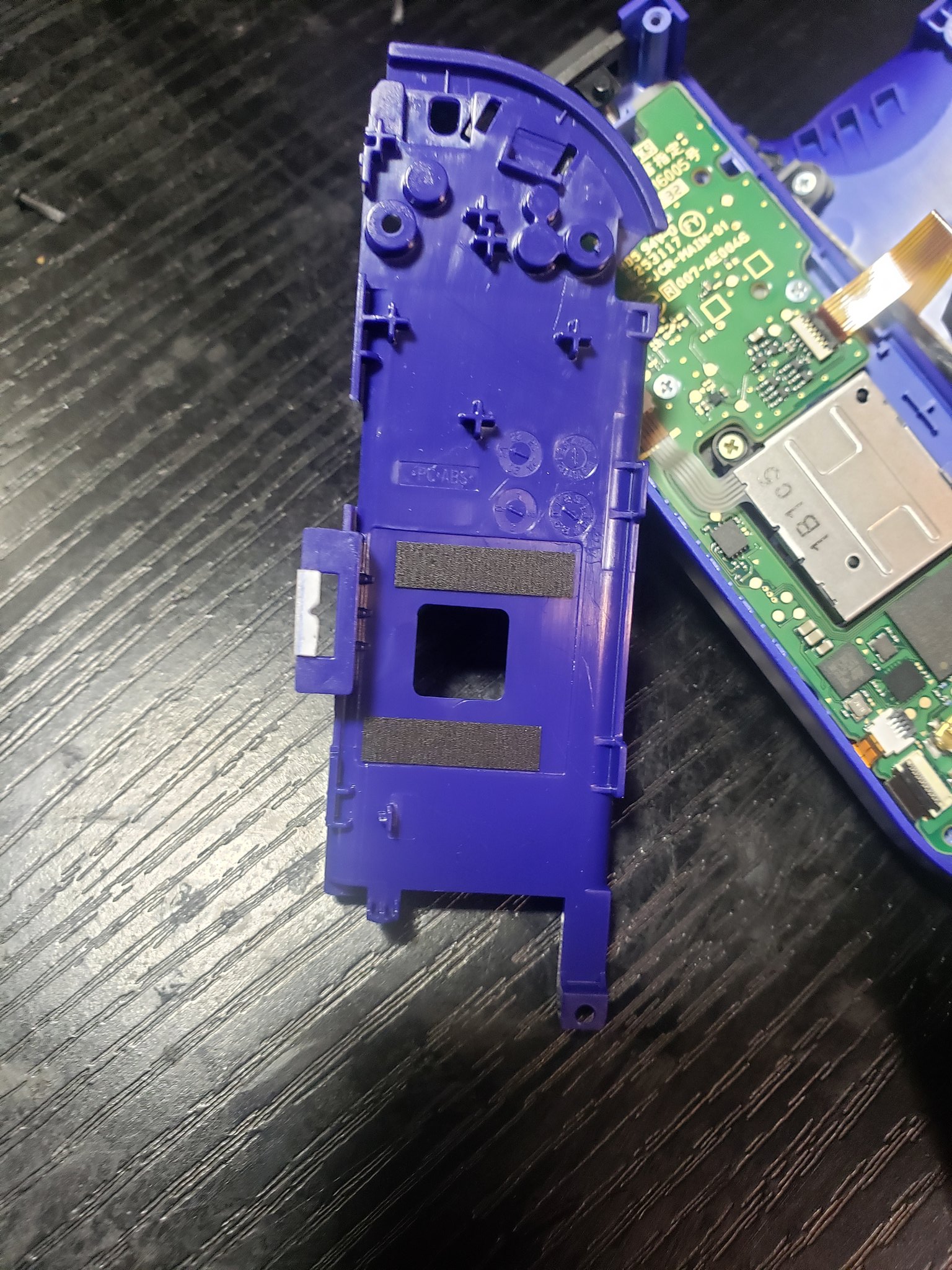 [閒聊] 禦天之劍特仕款 Joy-con 已幫你貼好貼紙?