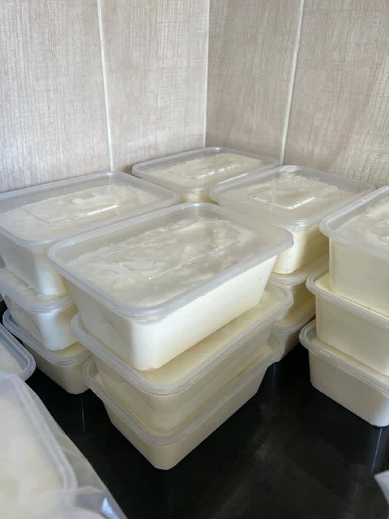 likemike_henry's tweet photo. Hi guys, I make milk from milk,for $5 get 2 tubs(800mls each) of this thick creamy n' yummy traditionally cultured milk,"hodzeko"😋"not so far from greek yoghurt" Only available in Harare on Monday, Wednesday and Fridays. Please kindly send orders now to Winnie on +263712867747! https://t.co/UCoLOHDWym