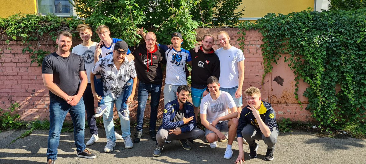 Hatten gestern ein extrem nices Bracket und Crew Battle mit den Jungs von <a href="/SFZsmash/">Star FighterZ</a> , war knapp und hat sich richtig gebockt. Hoffentlich sehen wir euch bei Smash Wars im August im @Clutch23DE 😉💯