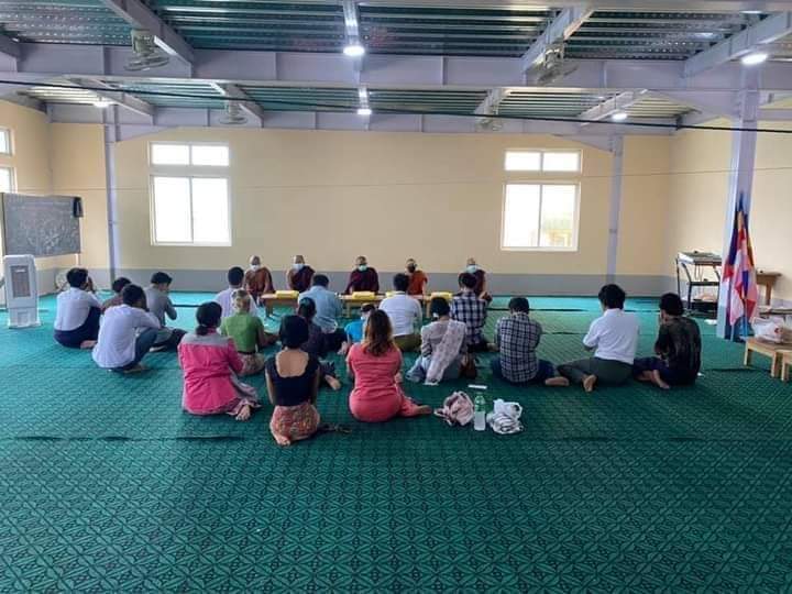 Protesters from #Mandalay coalition strike donated Wahso robes to buddhist monks in Mandalay . 
LET US BREATHE
#July26Coup 
#WhatsHappeningInMyanmar 
#StopSACFromRobbingO2