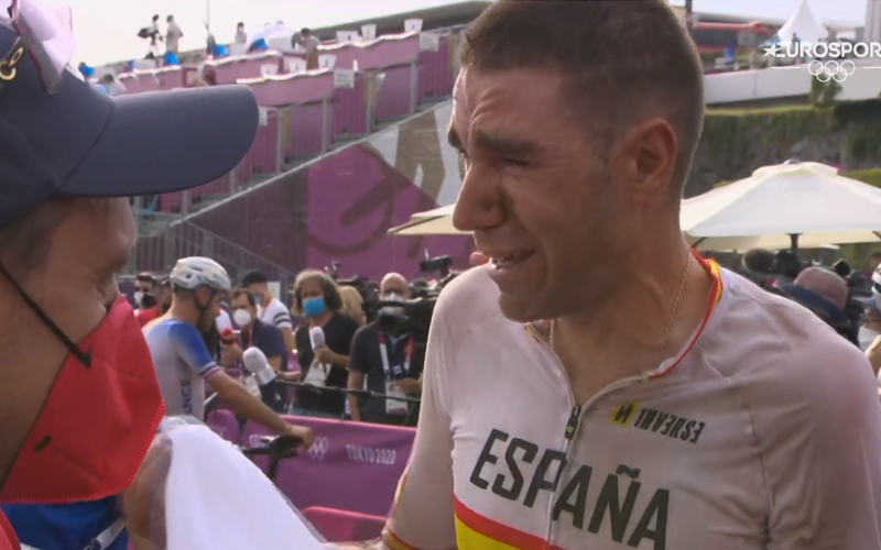 Ciclismoafondo_'s tweet photo. #Tokyo2020  Muy emocionado David Valero 🇪🇸, quien conquista la medalla de bronce en XCO tras una remontada histórica.. Llegó a  estar a casi un minuto de las medallas. https://t.co/LxzsLWPcZC