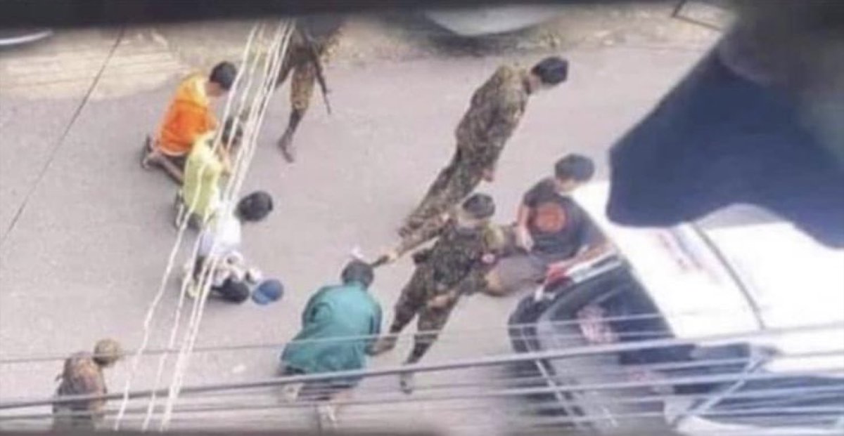 These young boys got arrested by soldiers for delivering food to Covid hit families in Yangon. All of them stand on their knees and one of them was even pointed by a pistol at his head. 

I wish MAL die ASAP. 

#WhatsHappeningInMyanmar
