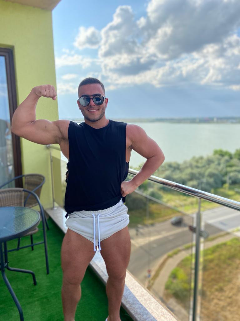 HenriCutler's tweet photo. What a nice view, don't you guys think so? 🤭😋
#gym #fitness #hunk #Flirt4Free #guysfromstudio20 #muscleboys #LGBTQ #doggy #COVID19 https://t.co/IqwqwFtdPw
