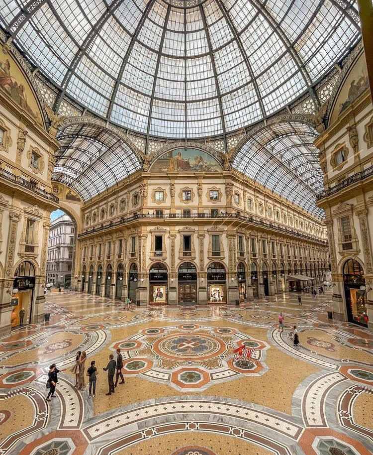 ☀️ Quali curiosità nasconde il centro di #Milano, e il #Duomo, e la #Galleria? 
Il #giocotour è studiato per fare scoprire ai bambini la città di Milano, per imparare insieme l’arte, la storia e i monumenti più importanti!
---
bit.ly/3rkb1yu
📷: @nico_m_photographie