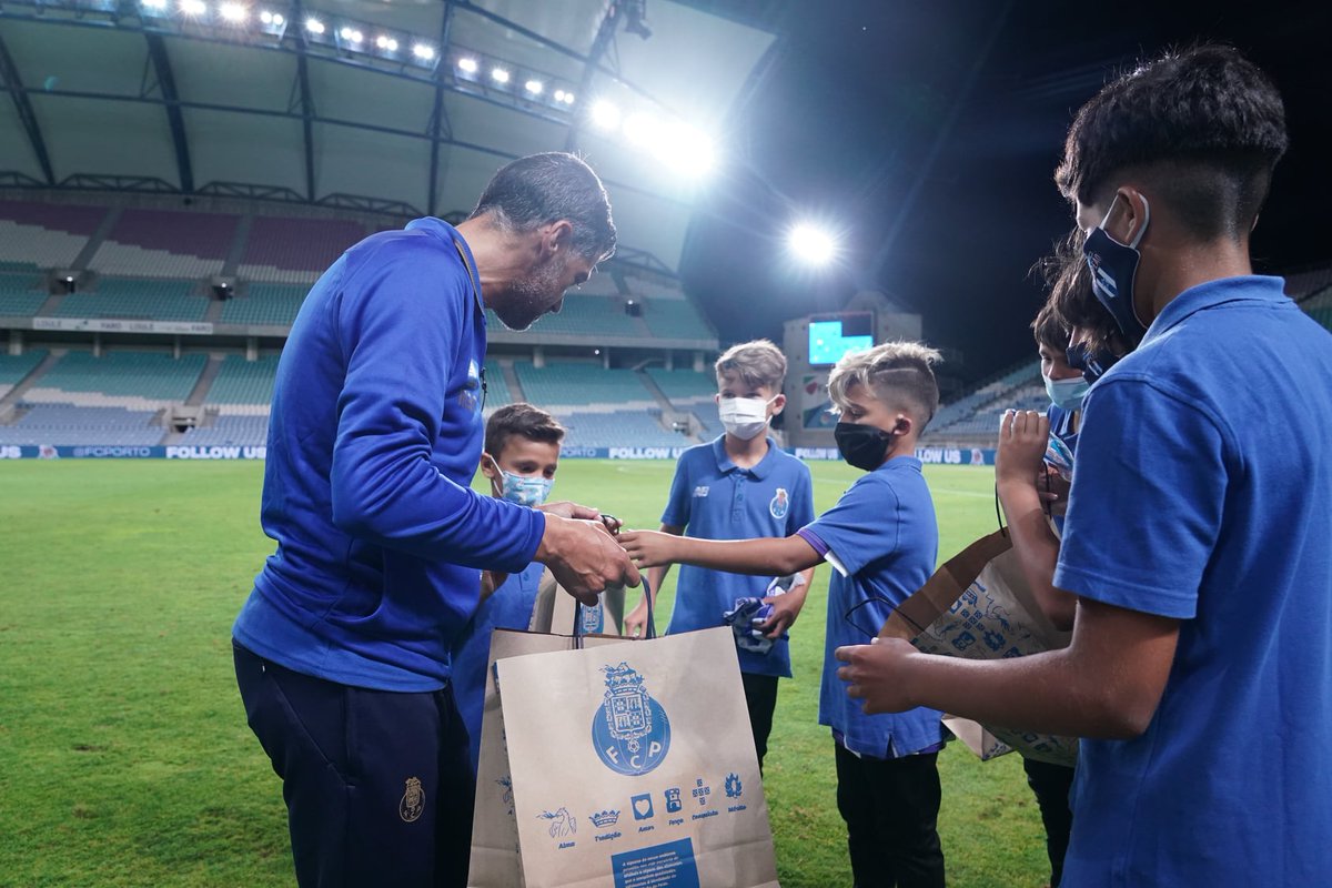 IvaNFCPortO's tweet photo. 🤩 Сержиу Консейсау с нашими «Дракончиками» из Алгарве 💙

#SérgioConceição #FCPorto #FCPLOSC @CoachConceicao https://t.co/MNDRA2y4WP