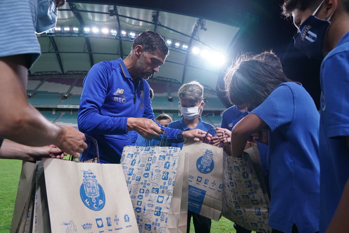 IvaNFCPortO's tweet photo. 🤩 Сержиу Консейсау с нашими «Дракончиками» из Алгарве 💙

#SérgioConceição #FCPorto #FCPLOSC @CoachConceicao https://t.co/MNDRA2y4WP