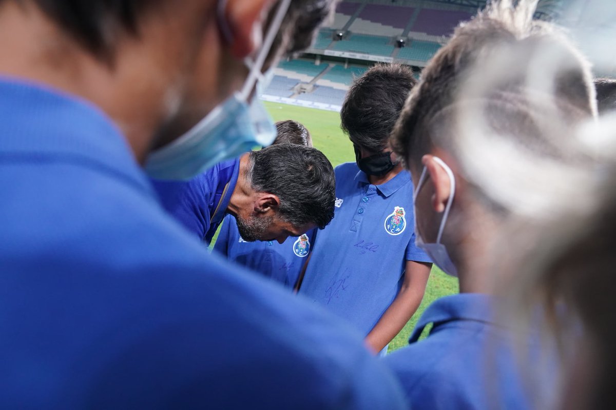 IvaNFCPortO's tweet photo. 🤩 Сержиу Консейсау с нашими «Дракончиками» из Алгарве 💙

#SérgioConceição #FCPorto #FCPLOSC @CoachConceicao https://t.co/MNDRA2y4WP