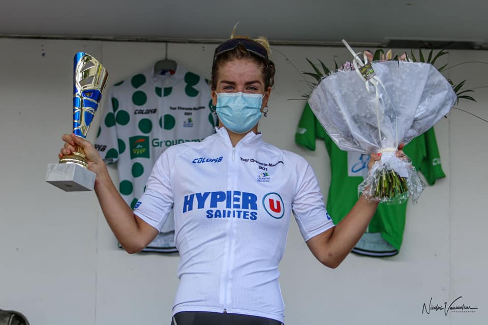 Etape 1 : Saintes - Jarnac Champagne 84,7Km
🥇🇳🇱 : <a href="/AAApruisscher/">arianna pruisscher</a> - <a href="/SR_Cyclisme/">Stade Rochelais Charente-Maritime Cycling Team</a> 
🥈🇫🇷 : <a href="/NenadovicK/">Kristina Nenadović</a> - <a href="/Auber93Cyclisme/">St Michel - PREFERENCE HOME - Auber93 🍩</a> 
🥉🇫🇷 : <a href="/l_liboreau/">Liboreau lucie</a> - <a href="/EMacogep/">Équipe Cycliste Emotional.fr-Tornatech-GSC Blagnac</a> 

Leader à l'issue de l'étape 1: 
⚪️ <a href="/AAApruisscher/">arianna pruisscher</a> - <a href="/SR_Cyclisme/">Stade Rochelais Charente-Maritime Cycling Team</a>