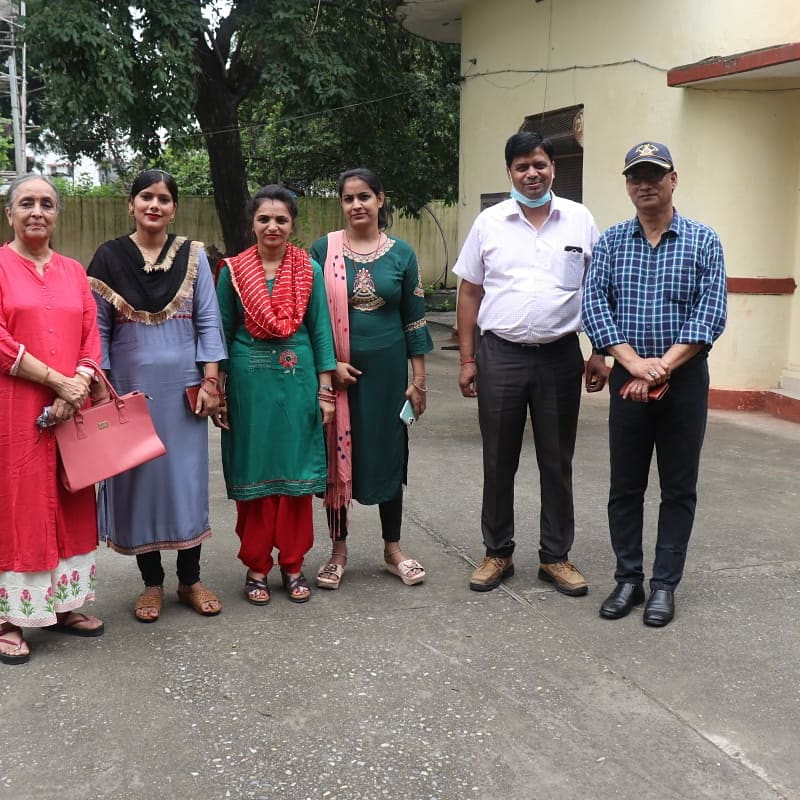 स्मार्ट एजुकेशन एंड वेलफेयर एसोसिएशन (सेवा) और परवेज सागर फाउंडेशन इंडिया के पदाधिकारी एम.तनवीर ओर श्रीमति नीना धींगड़ा ने कारगिल विजय दिवस के अवसर पर  अमर जवान स्मारक पर देश के वीर शहीदों को श्रद्धा सुमन अर्पित किए। 
जय जवान जय किसान जय हिंद