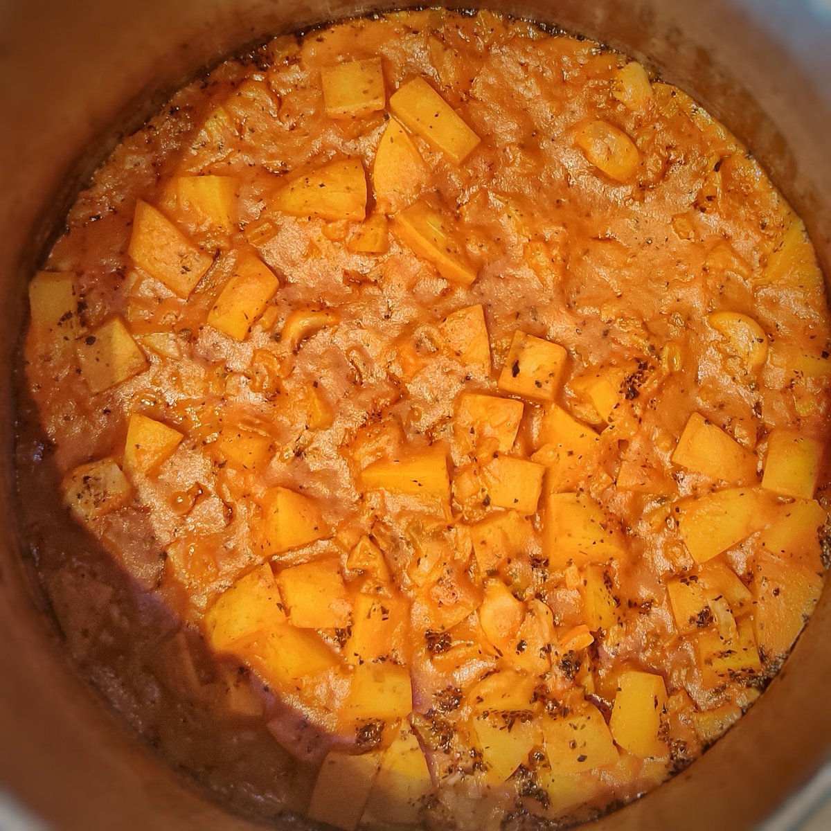 sed's tweet image. Tomato-split-pea soup. Seen in the pressure cooker. #splitpeasoup #splitpeas #tomatosoup #onion #garlic #basil #oregano #potato #soup #pressurecooker #pressurecooking