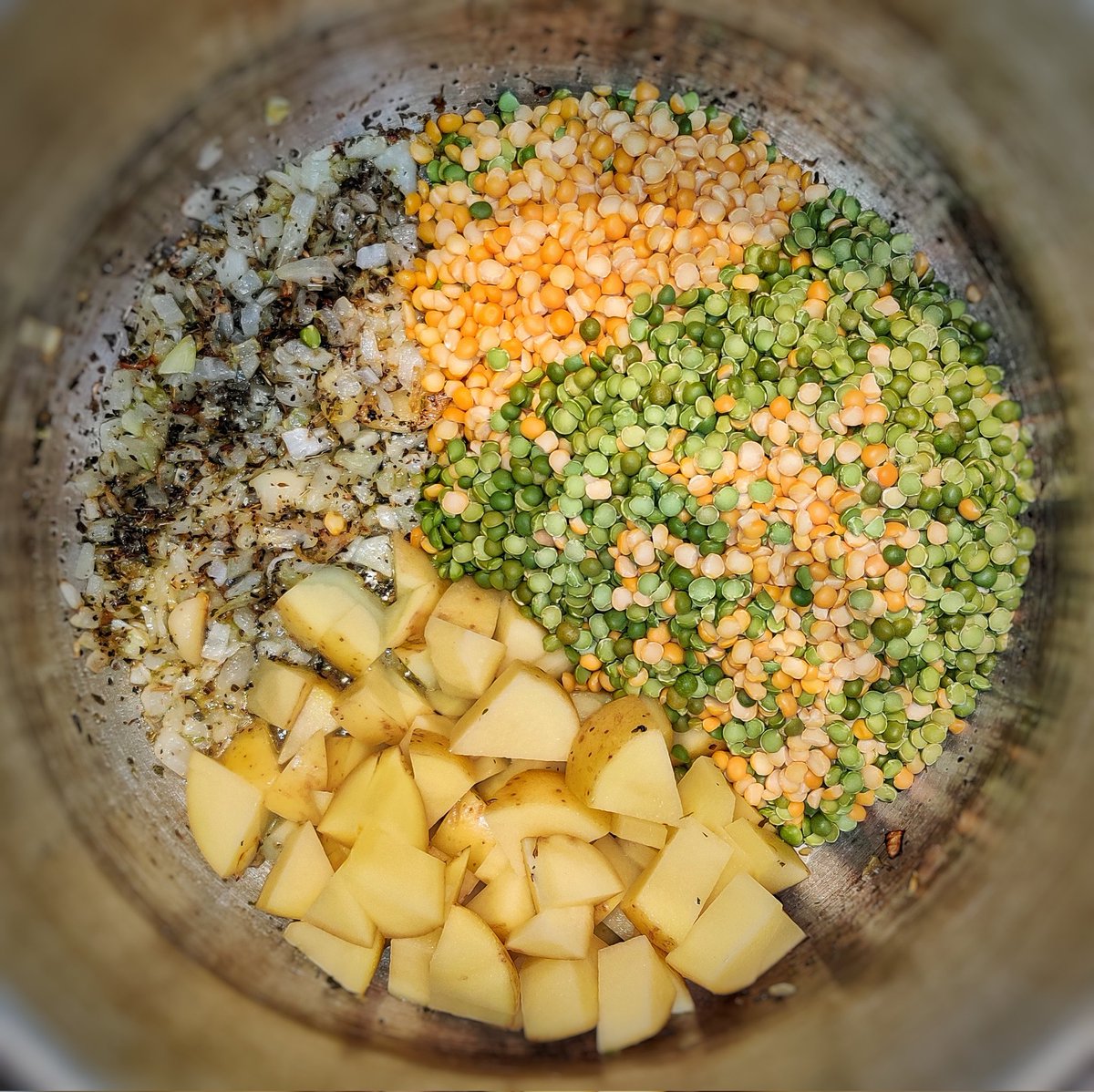 sed's tweet image. Tomato-split-pea soup. Seen in the pressure cooker. #splitpeasoup #splitpeas #tomatosoup #onion #garlic #basil #oregano #potato #soup #pressurecooker #pressurecooking