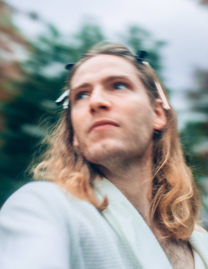 For my first tweet in three years I would just like to say hello and also my new single ‘Bay of Fleas’ is out 9/8 and I just COULDNT be more thrilled 💐💐
📸 <a href="/nickmckk/">Dkdn Dndfn</a>