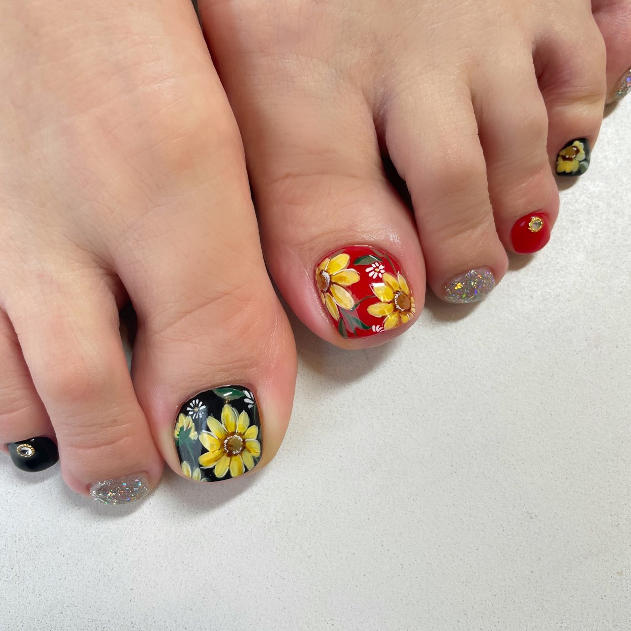 تويتر Mayu Nail Kokorone على تويتر ひまわりのフットネイル 黒ベースと 赤ベースどっちもかわいいね フットネイル ひまわり ひまわりネイル 赤 黒 アートネイル 夏ネイル 夏ネイルデザイン T Co Ivxcx9u60y