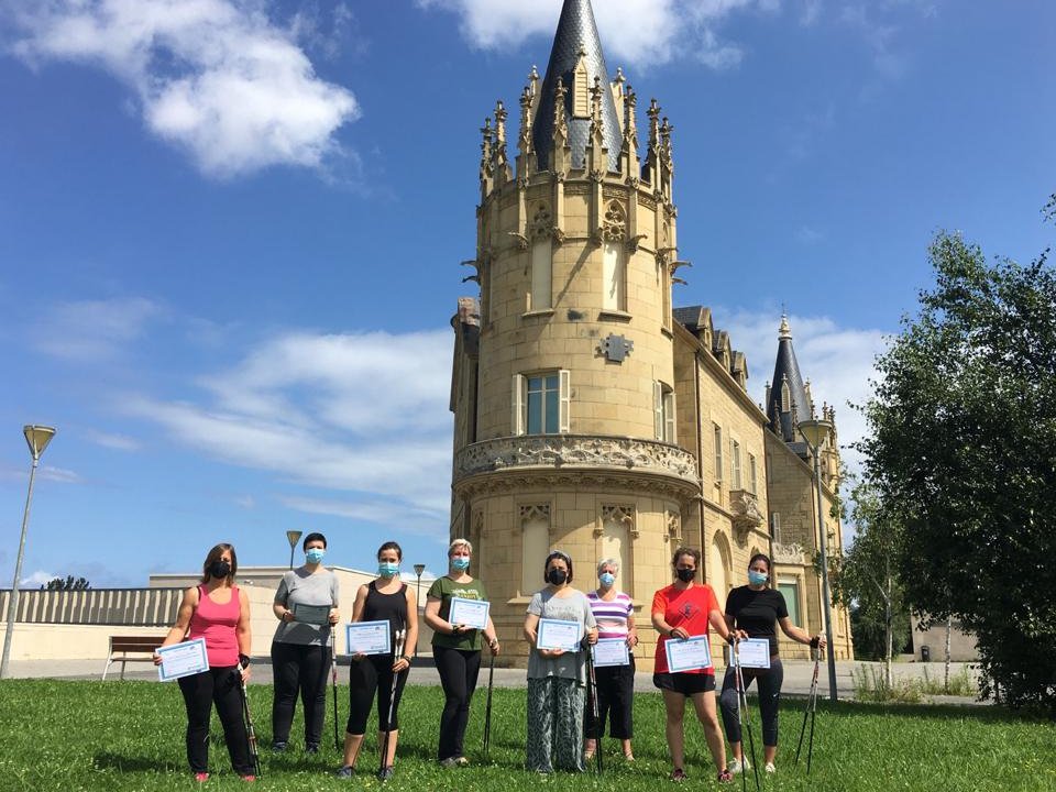Finalizado con éxito el curso de iniciación a la Marcha Nórdica, entrega de diplomas acreditativos incluido, ahora toca seguir practicando los hábitos saludables, desde AGADELPRISE seguiremos colaborando para lograr una mejor calidad de vida. Eskerrik asko Txapeldunak !!!💙🤩🤩🤩