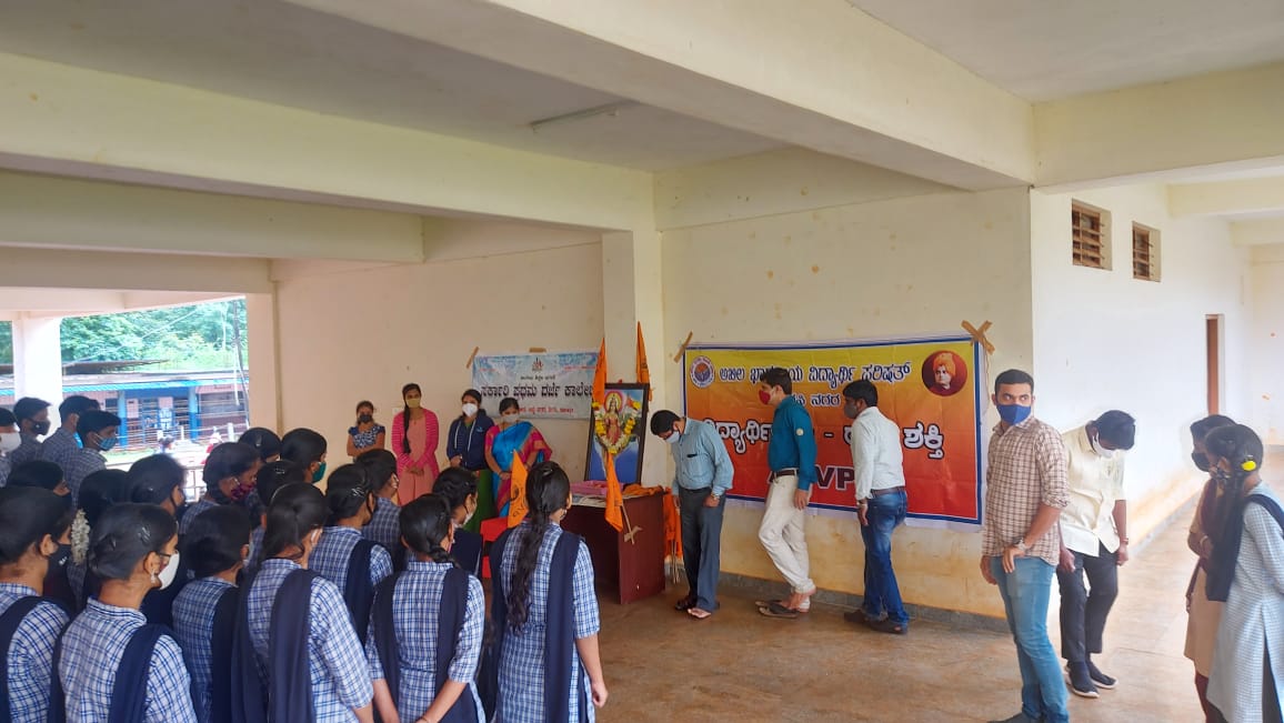 ABVPSirsii's tweet photo. ಅಖಿಲ ಭಾರತೀಯ ವಿದ್ಯಾರ್ಥಿ ಪರಿಷತ್ ಶಿರಸಿ ಹಾಗು ಕುಮಟಾ ಶಾಖೆ ವತಿಯಿಂದ ಕಾರ್ಗಿಲ್ ವಿಜಯೋತ್ಸವ ಆಚರಿಸಲಾಯಿತು..
#abvpsirsi @ABVPSirsii @PrateekAMali @ABVPKarnataka @ABVPVoice https://t.co/W3XI0EuHdK