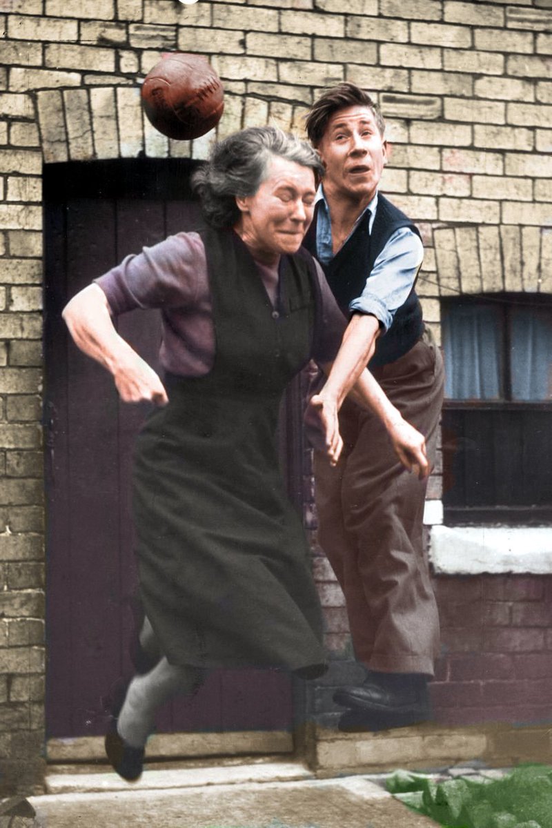 Bobby Charlton y su madre, jugando al fútbol.  1953.