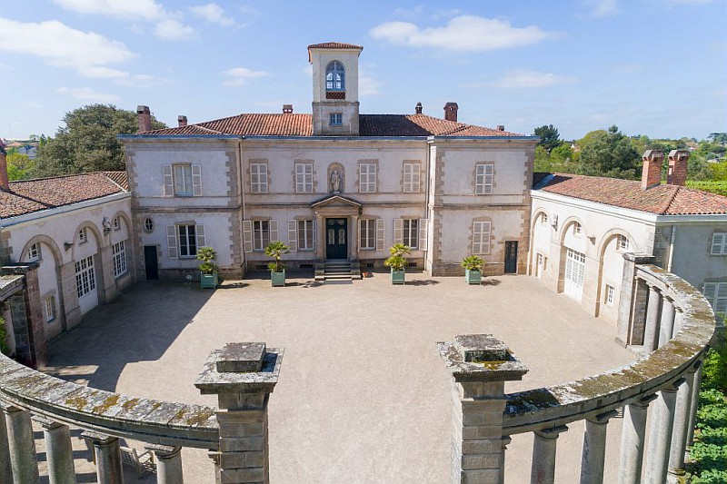 En #août, au domaine de la #GarenneLemot et au château de #Châteaubriant, c'est le mois du cirque ! 🎪
Des spectacles gratuits, pour grands et petits. 
cc @grandpatrimoine 
👉 linktr.ee/grandpatrimoine
#maloireatlantique #idéesortie